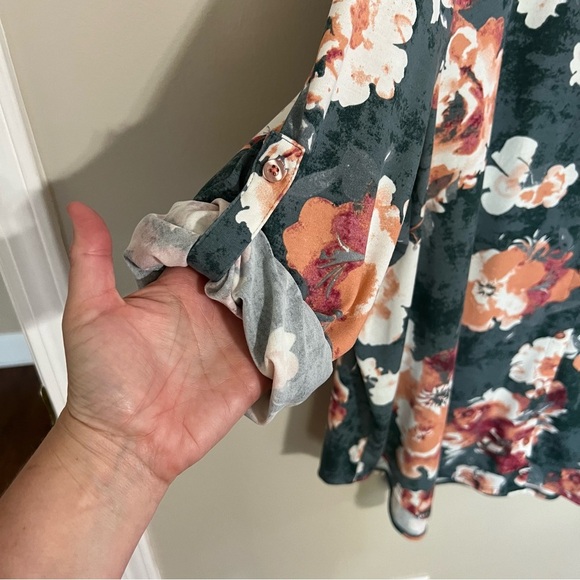 NWT Lularoe Valentina Long Sleeve Button Up Green Floral Shirt size 3XL - Picture 3 of 9